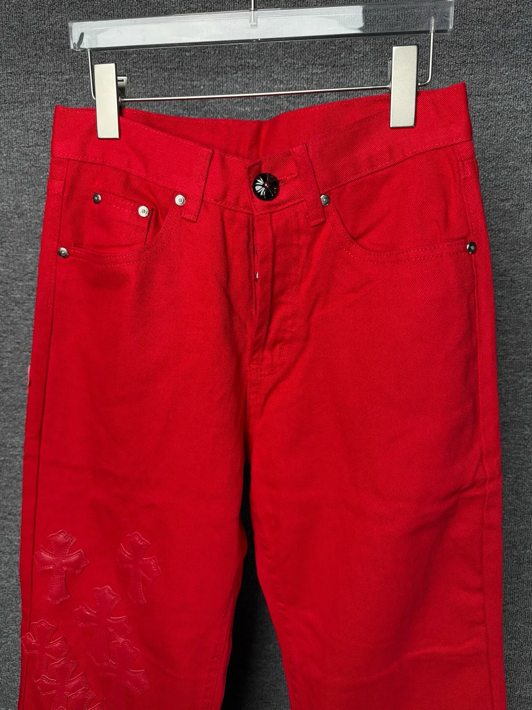 P270 💰 (Top version) CHROME HEARTS 25ss dopamine Chinese red cross leather washed jeans - Full of exploring the ultimate in fashion, Chrome Hearts' new Chrome Hearts pants not only present a unique style, the fresh ice blue color looks particularly youthful and energetic. The mid-high waist design is paired with a lazy and casual style, which not only shows long legs but also maintains a casual feel. It is a must-have fashion choice for trendy men and trendy women. Color: Dopamine Red Size: 28-30-32-34 (corresponds to S-M-L-XL)
